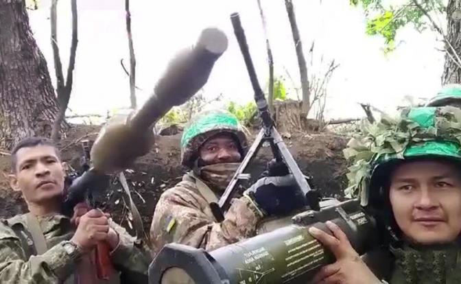 На фото: колумбийские военнослужащие, приехавшие на Украину.