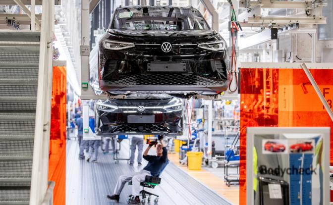 На фото: на сборочной линии завода Volkswagen, Нижняя Саксония, Германия.