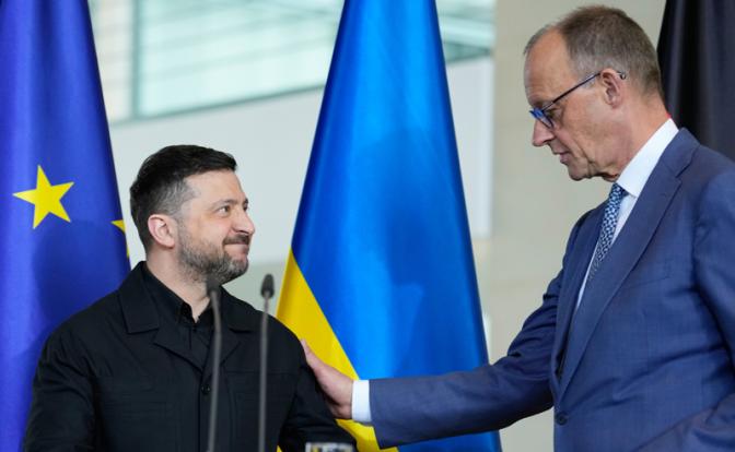 На фото: канцлер Германии Фридрих Мерц и Владимир Зеленский (справа налево) на совместной пресс-конференции.