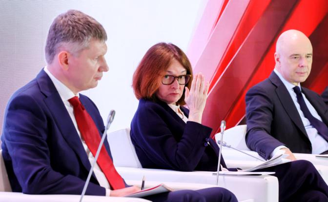 На фото: министр экономического развития РФ Максим Решетников, председатель ЦБ РФ Эльвира Набиуллина и министр финансов РФ Антон Силуанов (слева направо) во время пленарной сессии "Формула роста российского рынка капитала: стабильность, открытость".