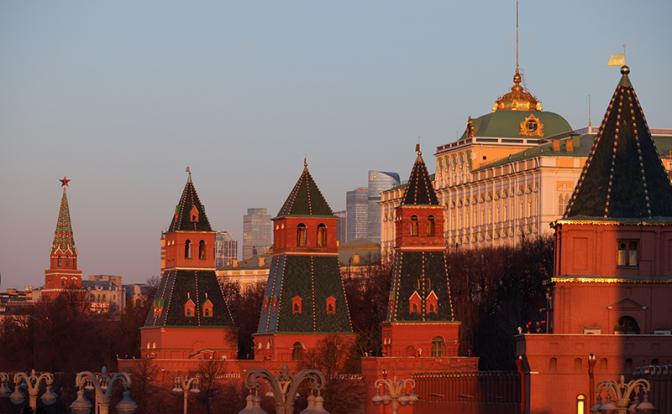 Мутное время: В беспокойные эпохи «лжедмитрии» алчно смотрят на кремлёвский трон