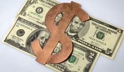 ЦБ сообщил о падении доллара за важный рубеж, нефть растет на угрозах Трампа