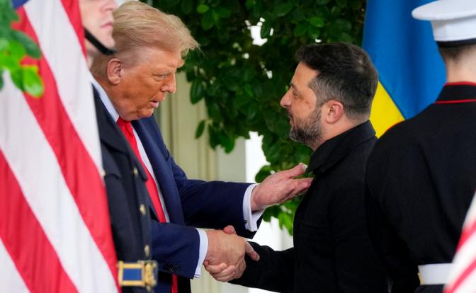 На фото (слева направо): президент США Дональд Трамп и Владимир Зеленский.