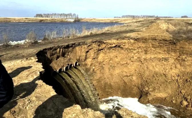 В Омском районе требуют убрать незаконную дамбу, которая затопила федеральную трассу и дачи.