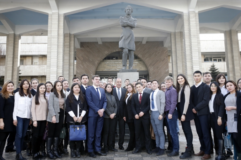 На фото: министр иностранных дел России Сергей Лавров (в центре) со студентами Киргизско-Российского Славянского университета после своего выступления перед студентами и профессорско-преподавательским составом университета, Бишкек, Киргизия, 2019 год.