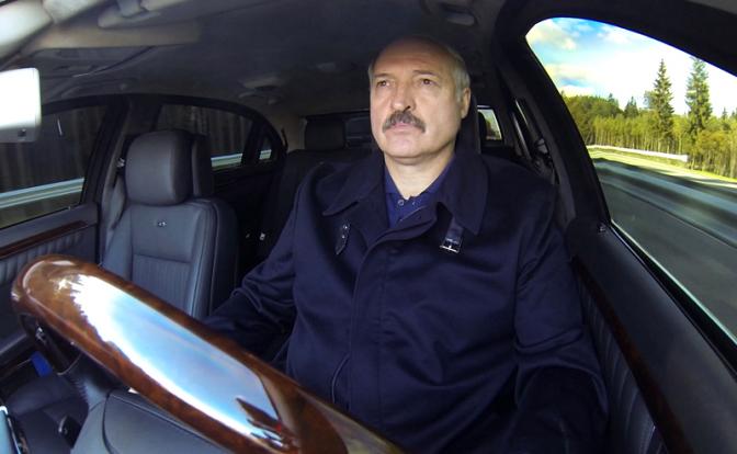 На фото: президент Белоруссии Александр Лукашенко за рулем автомобиля.