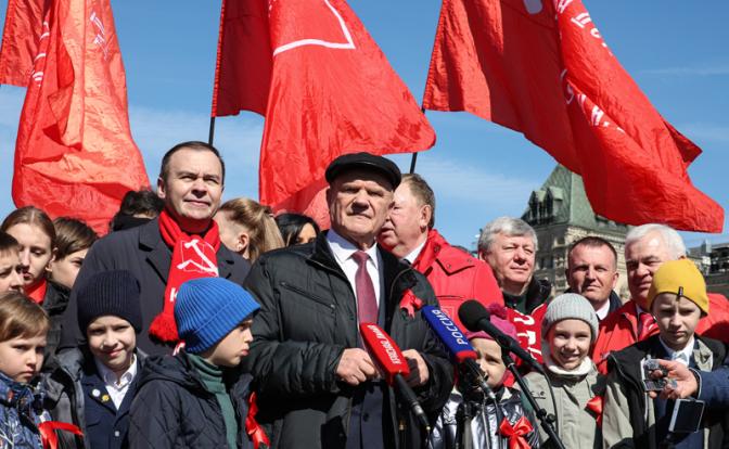 На фото (в центре): лидер партии КПРФ Геннадий Зюганов на церемонии возложения цветов и венков к Мавзолею Владимира Ленина на Красной площади в связи с 156-й годовщиной со дня его рождения.