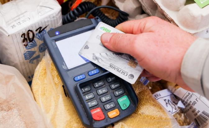 Карты, деньги, QR-код: Если банковские карты вымрут – то не из-за новых видов платежей, а по обидной для власти причине