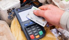 Карты, деньги, QR-код: Если банковские карты вымрут – то не из-за новых видов платежей, а по обидной для власти причине
