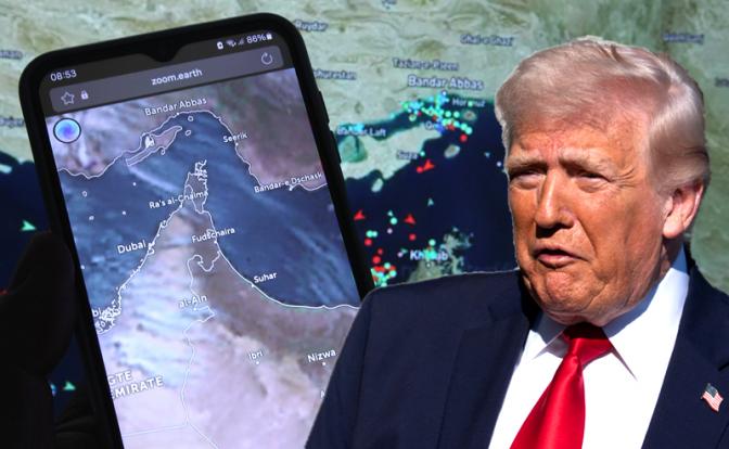 На фото: президент США Дональд Трамп на фоне карты Ормузского пролива с данными о движении судов в реальном времени.фоне