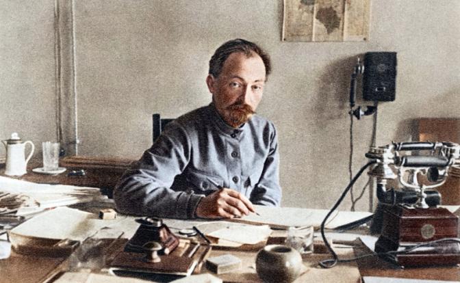 На фото: Феликс Дзержинский в своем рабочем кабинете.