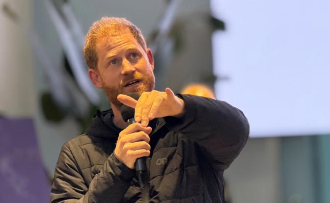 На фото: принц Гарри на Украине, апрель 2025 года.