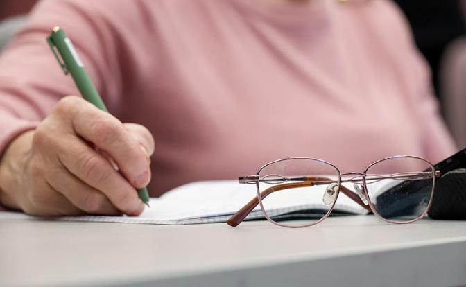 Невролог назвала признаки болезни Альцгеймера, которые списывают на возраст