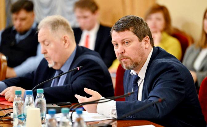 На фото: заместитель председателя комитета по региональной политике Госдумы, доктор исторических наук Михаил Матвеев (КПРФ) во время круглого стола.