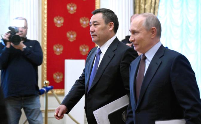 На фото (справа налево): президент РФ Владимир Путин во время встречи с президентом Киргизии Садыром Жапаровым в Кремле.