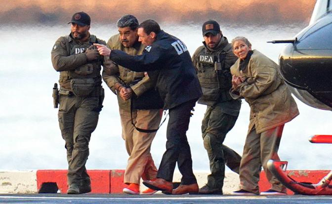 На фото: свергнутый президент Венесуэлы Николас Мадуро и его жена Силия Флорес доставлены в суд Нью-Йорка для явки в суд.