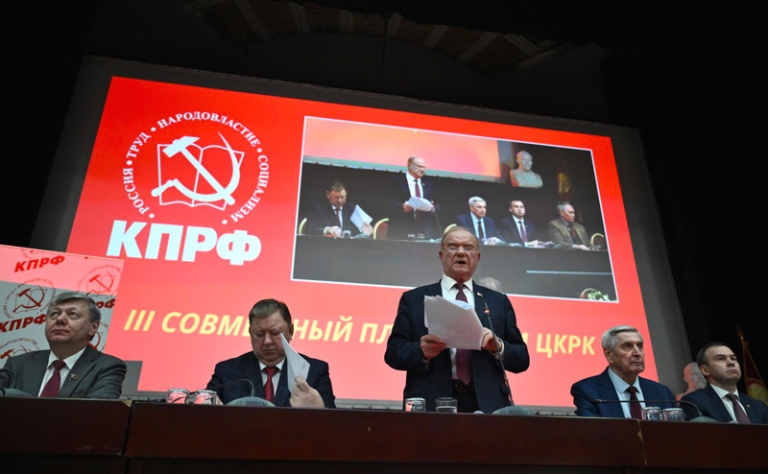 На фото: с основным докладом выступает лидер российских коммунистов Г.А. Зюганов.