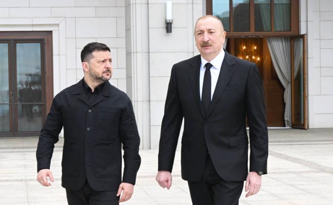 На фото (справа налево): президент Азербайджана Ильхам Алиев и Владимир Зеленский.