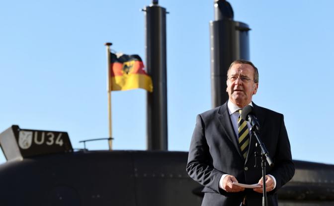 На фото: федеральный министр обороны Германии Борис Писториус (СДПГ) на фоне подводной лодки класса U34 212A ВМС Германии.