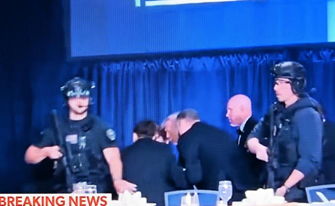 На фото: экран, на котором видно, как президента США Дональда Трампа эвакуируют с ужина для корреспондентов Белого дома в Вашингтон