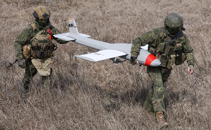 На фото: операторы БПЛА самолетного типа "Молния-2"