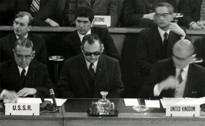 На фото: заседание Комитета по разоружению в Женеве. 1970 г. На переднем плане делегация СССР. Во втором ряду второй слева - В. Калинин