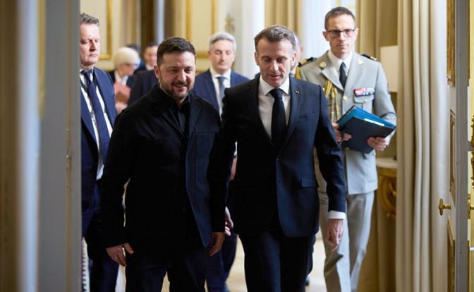 На фото: президент Украины Владимир Зеленский и президент Франции Эмманюэль Макрон
