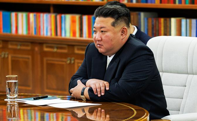 На фото: лидер КНДР Ким Чен Ын во время встречи с министром обороны РФ Андреем Белоусовым.