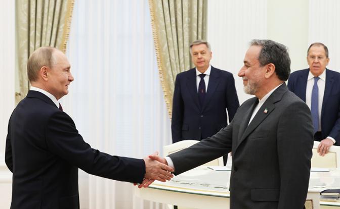 На фото: президент РФ Владимир Путин и глава МИД Ирана Аббас Арагчи (слева направо) во время встречи в Кремле. Архивное фото.