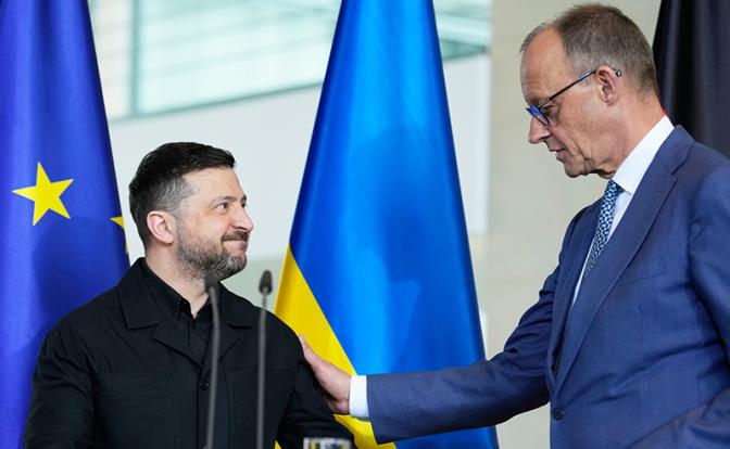 На фото: канцлер Германии Фридрих Мерц и президент Украины Владимир Зеленский (справа налево)