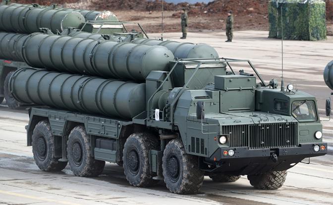 На фото: ЗРС С-400 "Триумф"