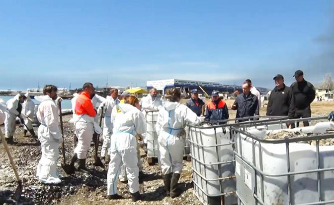 Туапсе сегодня: «Мазут с берега убирать труднее, чем в Анапе, рельеф сложный, много обрывов, полоса 68 км»