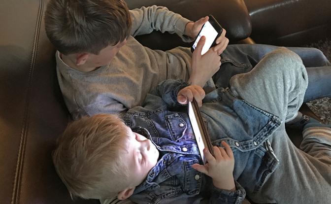 Детям здесь не место: 54% россиян поддерживают введение ценза в соцсетях