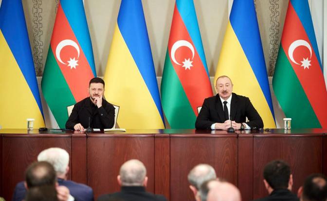 На фото: президент Азербайджана Ильхам Алиев и президент Украины Владимир Зеленский (справа налево) во время встречи.