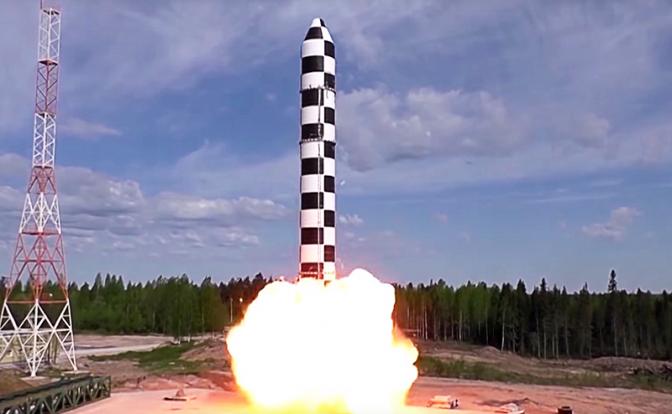 На фото: испытания тяжелой жидкостной межконтинентальной баллистической ракеты "Сармат"