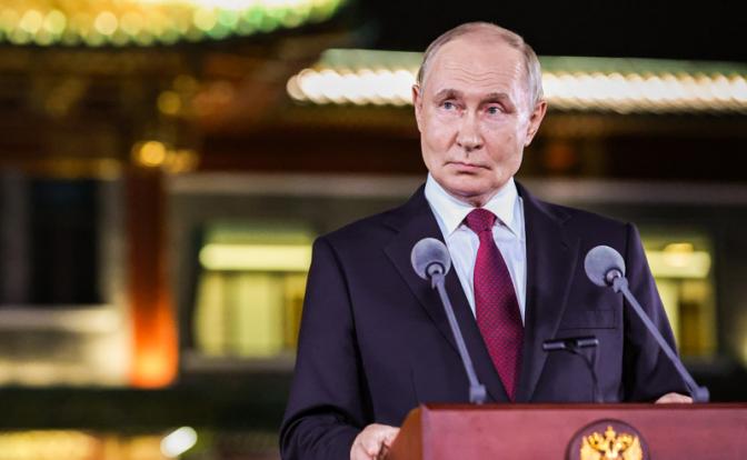 На фото: президент РФ Владимир Путин во время общения с представителям СМИ в резиденции Дяоюйтай, Китай.