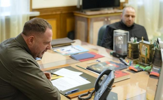На фото (слева направо): Андрей Ермак, до недавнего времени занимавший, должность руководителя Офиса Президента Украины, и Рустем Умеров, секретарь Совета национальной безопасности и обороны (СНБО) Украины.