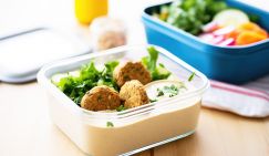 Россиянам назвали продукты, которые опасно брать на работу в жаркую погоду