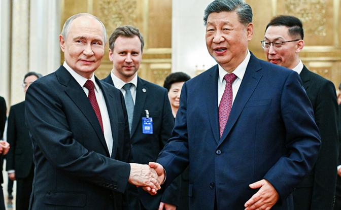 На фото: президент РФ Владимир Путин и председатель Китайской Народной Республики Си Цзиньпин (слева направо) после церемонии подписания совместных документов по итогам российско-китайских переговоров