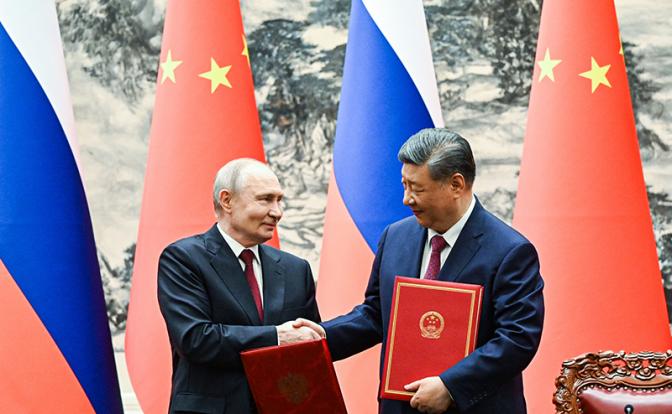 На фото: президент РФ Владимир Путин и председатель Китайской Народной Республики Си Цзиньпин (слева направо) во время церемонии подписания совместных документов по итогам российско-китайских переговоров в Доме народных собраний.