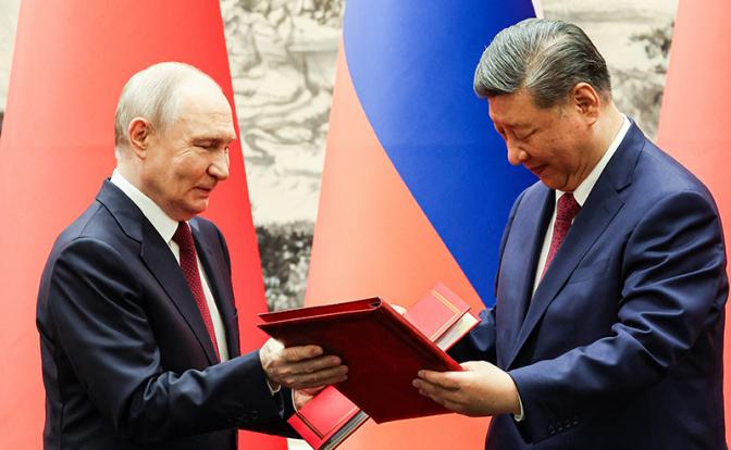 На фото: президент РФ Владимир Путин и председатель Китайской Народной Республики Си Цзиньпин (слева направо) во время церемонии подписания совместных документов