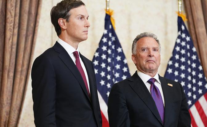 На фото: спецпосланники президента США Джаред Кушнер и Стивен Уиткофф (слева направо)
