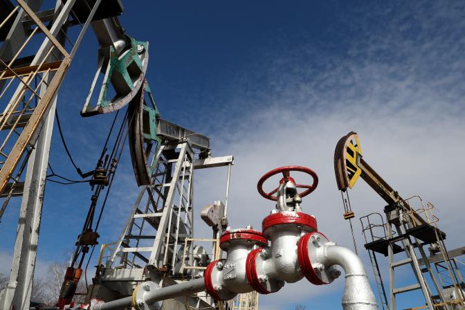 Присосаться к нефтяной трубе — задача со звездочкой. Но можно и скважину украсть