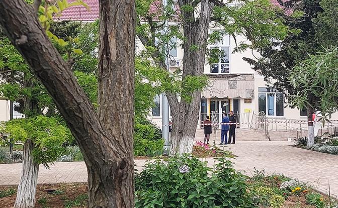 На фото: последствия обрушения балкона в школе № 13.