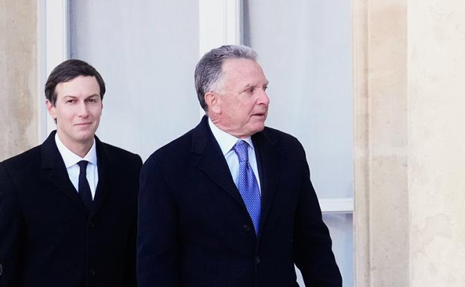 На фото: Джаред Кушнер и спецпосланник президента США Стивен Уиткофф (слева направо)