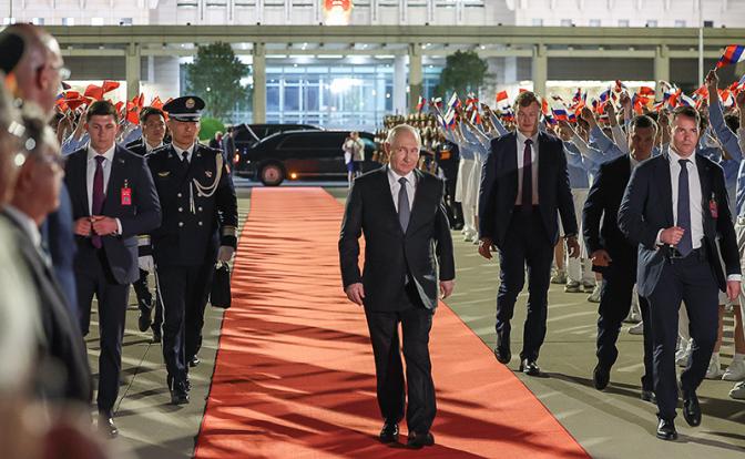 На фото: президент РФ Владимир Путин (в центре) во время проводов в международном аэропорту Шоуду.