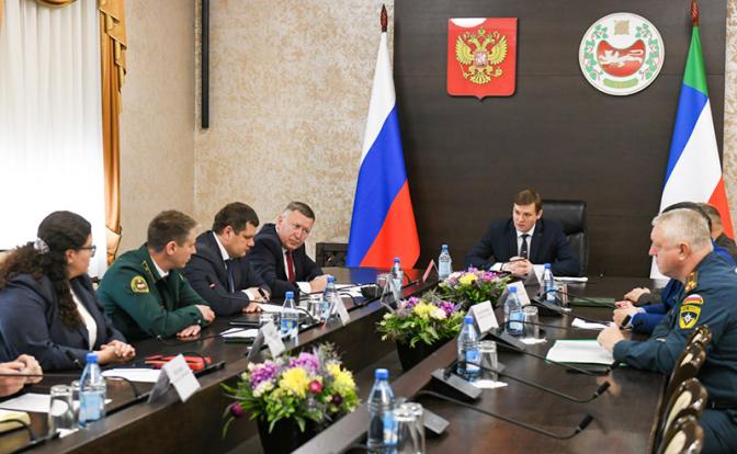 На фото: глава республики Хакасия Валентин Коновалов ( в центре)