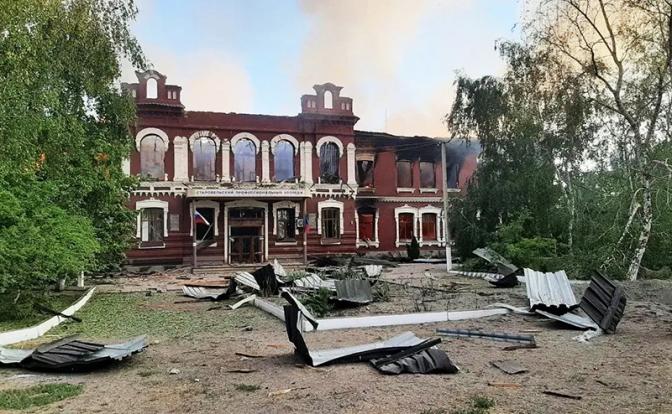 На фото: последствия атаки ВСУ на учебный корпус Старобельского профессионального колледжа ЛНР