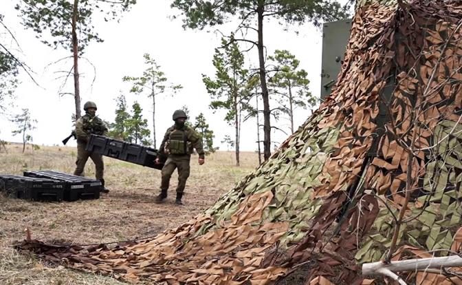 На фото: специалисты радиоэлектронной борьбы (РЭБ) Западного военного округа (ЗВО) во время боевой работы беспилотных летательных аппаратов