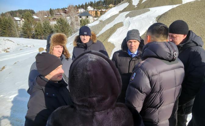 На фото: губернатор Иркутской области Павел Писарев во время проверки хода строительных работ школы на 1550 мест в микрорайоне Березовый Иркутского района, 2024 год.